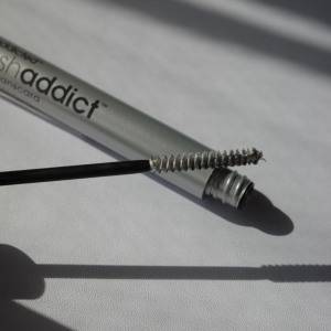 マスカラ前の新定番に。日中ケアしながら盛れる「Lashaddict」トリートメントマスカラ