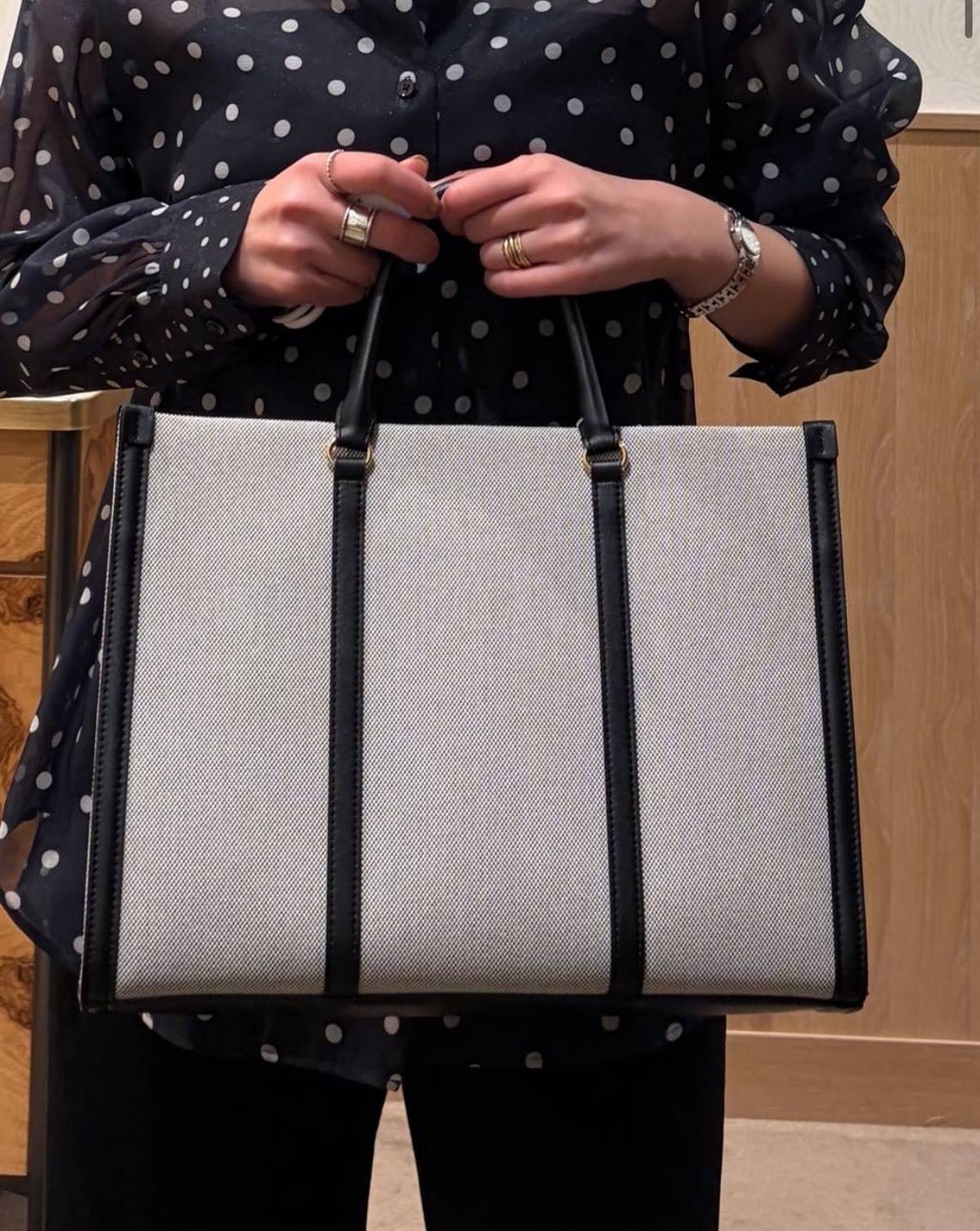 キャンバス素材のスクエアトート