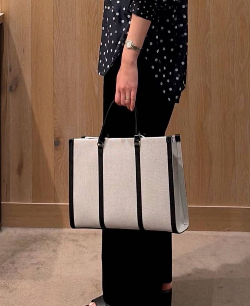 キャンバス素材のスクエアトート