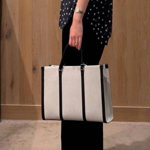 通勤もお出かけもこれ一つ。コーデを選ばない万能さが嬉しい「スクエアトートバッグ」