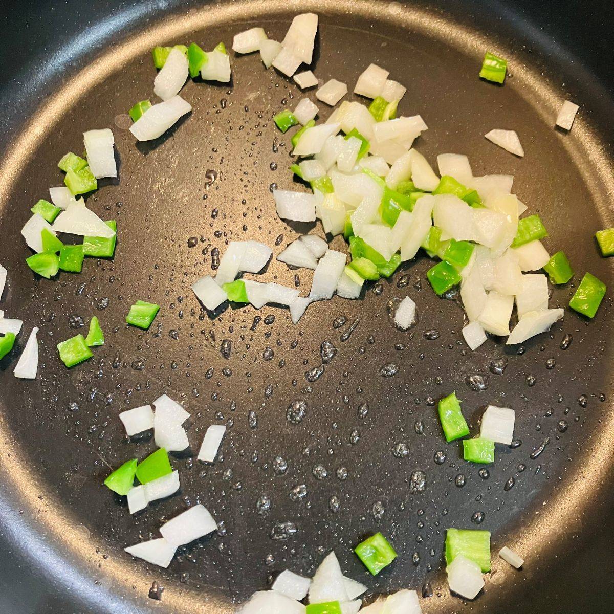 くらこん公式の「塩こんぶの玉ねぎチャーハン」のレシピ