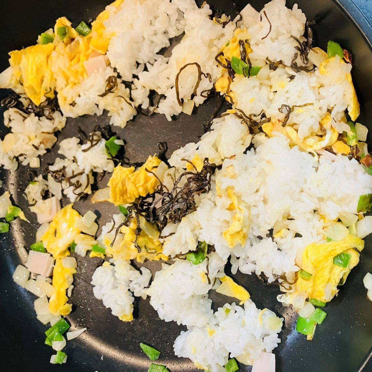 くらこん公式の「塩こんぶの玉ねぎチャーハン」のレシピ