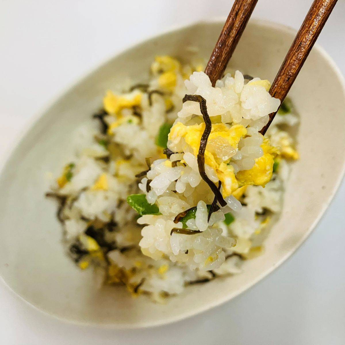 くらこん公式の「塩こんぶの玉ねぎチャーハン」のレシピ