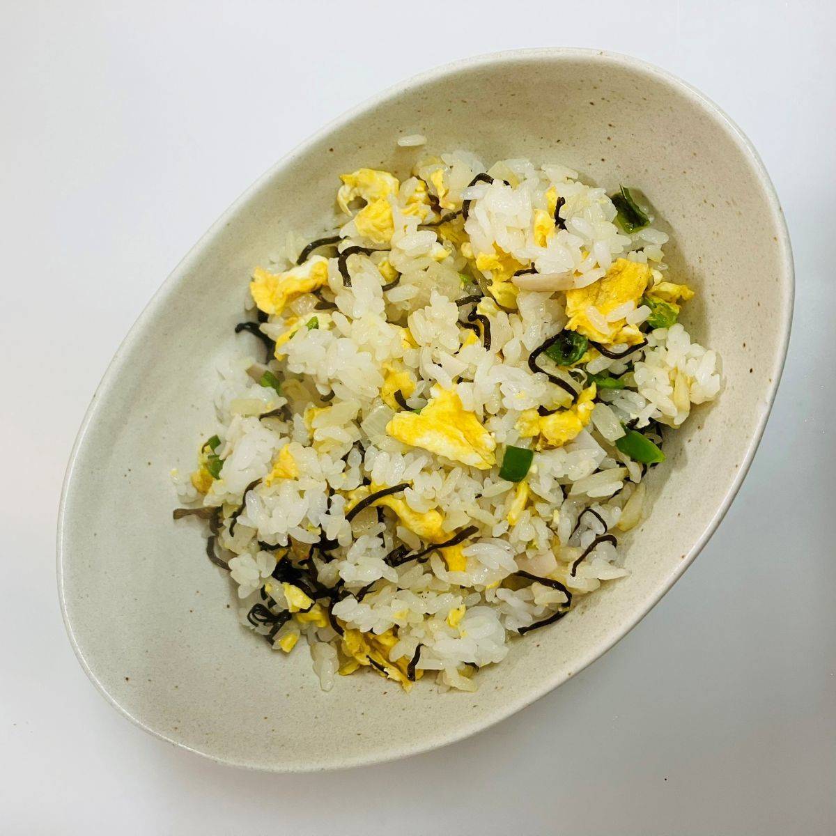 くらこん公式の「塩こんぶの玉ねぎチャーハン」のレシピ
