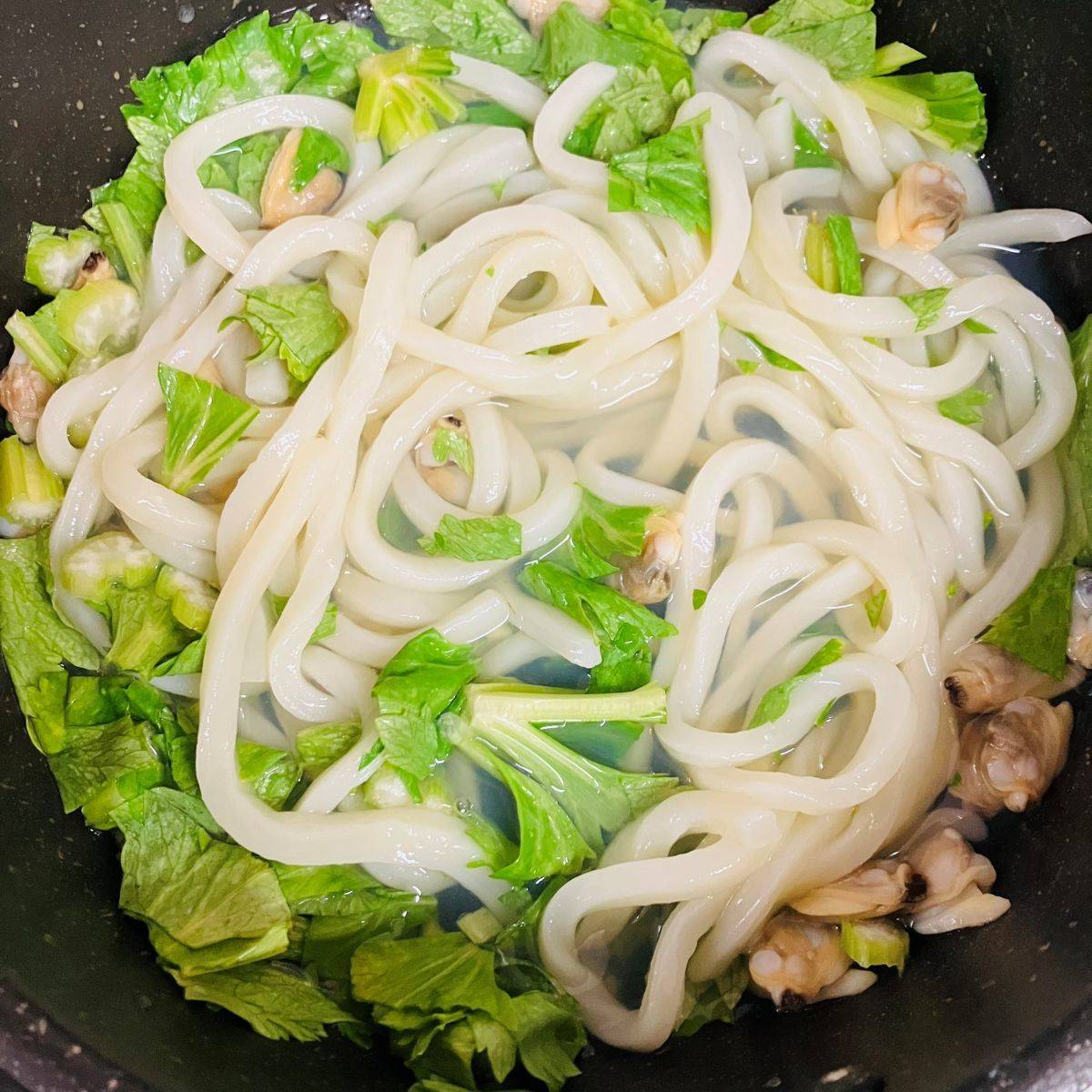 テーブルマーク公式の「あさりとクレソンの鍋うどん」のレシピ