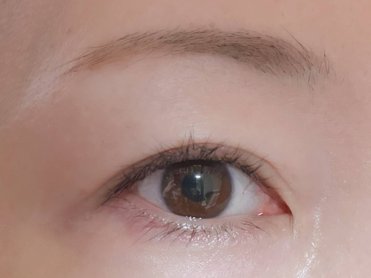 &nd by rom&nd アンドバイロムアンド Greige グレージュシリーズ メロウタッチシングルアイシャドウ SH01へイジーピンク 塗布前 筆者目元