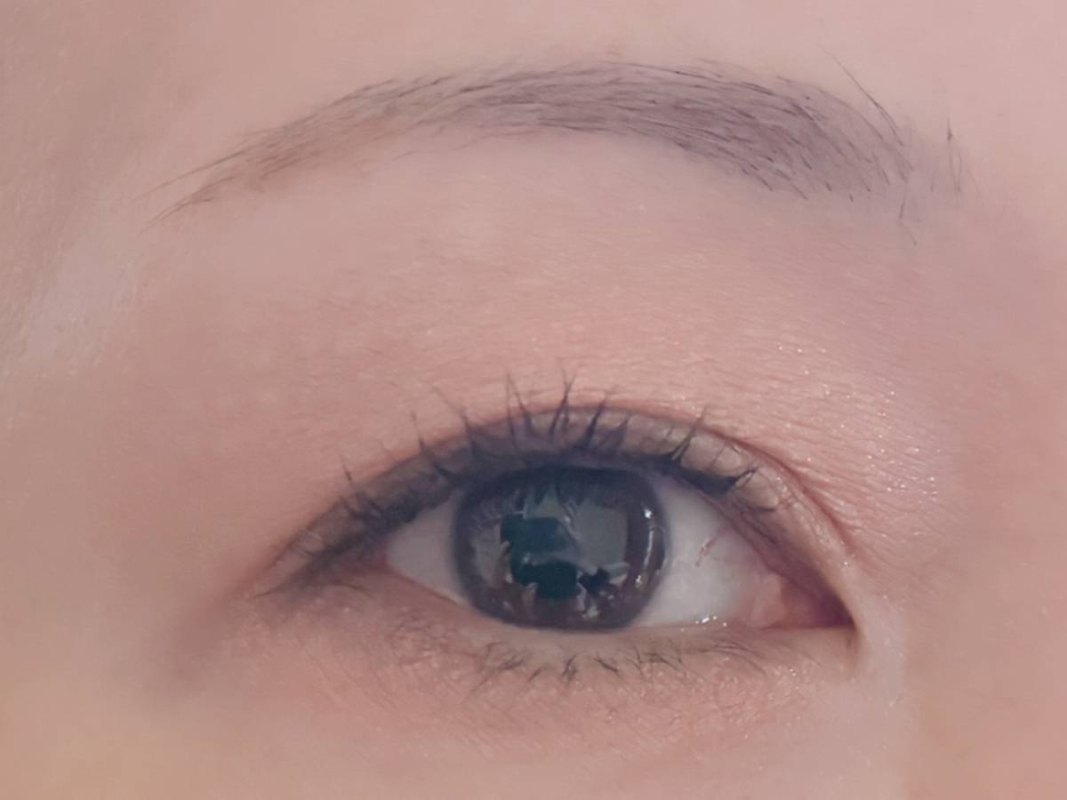 &nd by rom&nd アンドバイロムアンド Greige グレージュシリーズ メロウタッチシングルアイシャドウ SH01へイジーピンク 塗布後 筆者目元