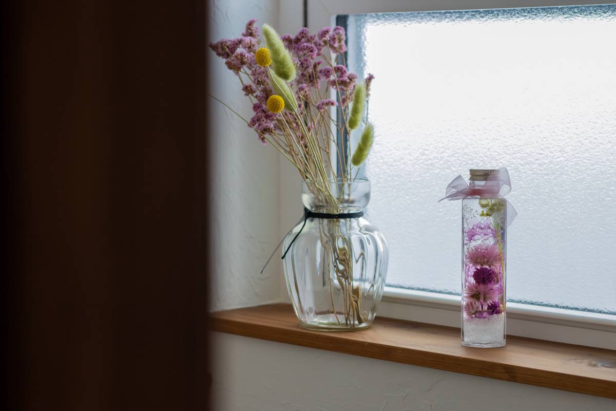 窓　運を逃す　ドライフラワー