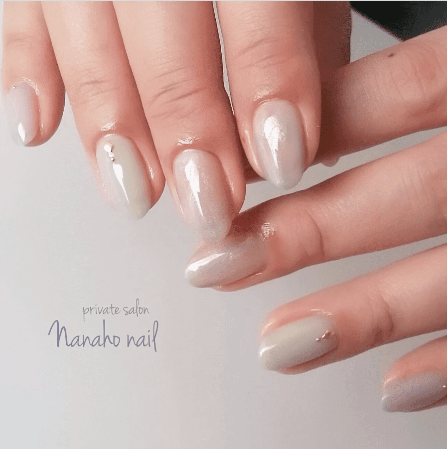 淡色ネイル