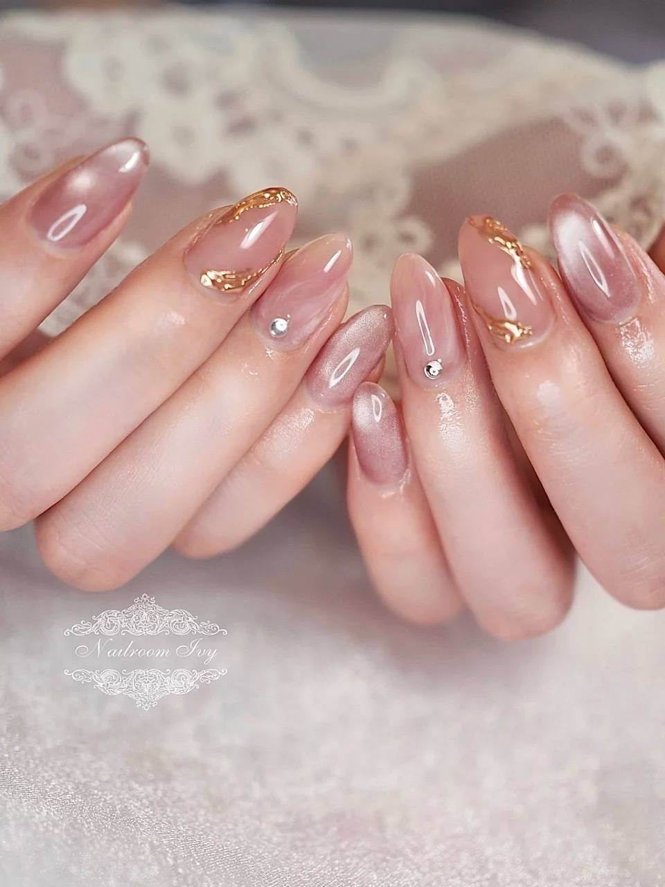 ピンクベージュのマグネットとミラーアートのネイル