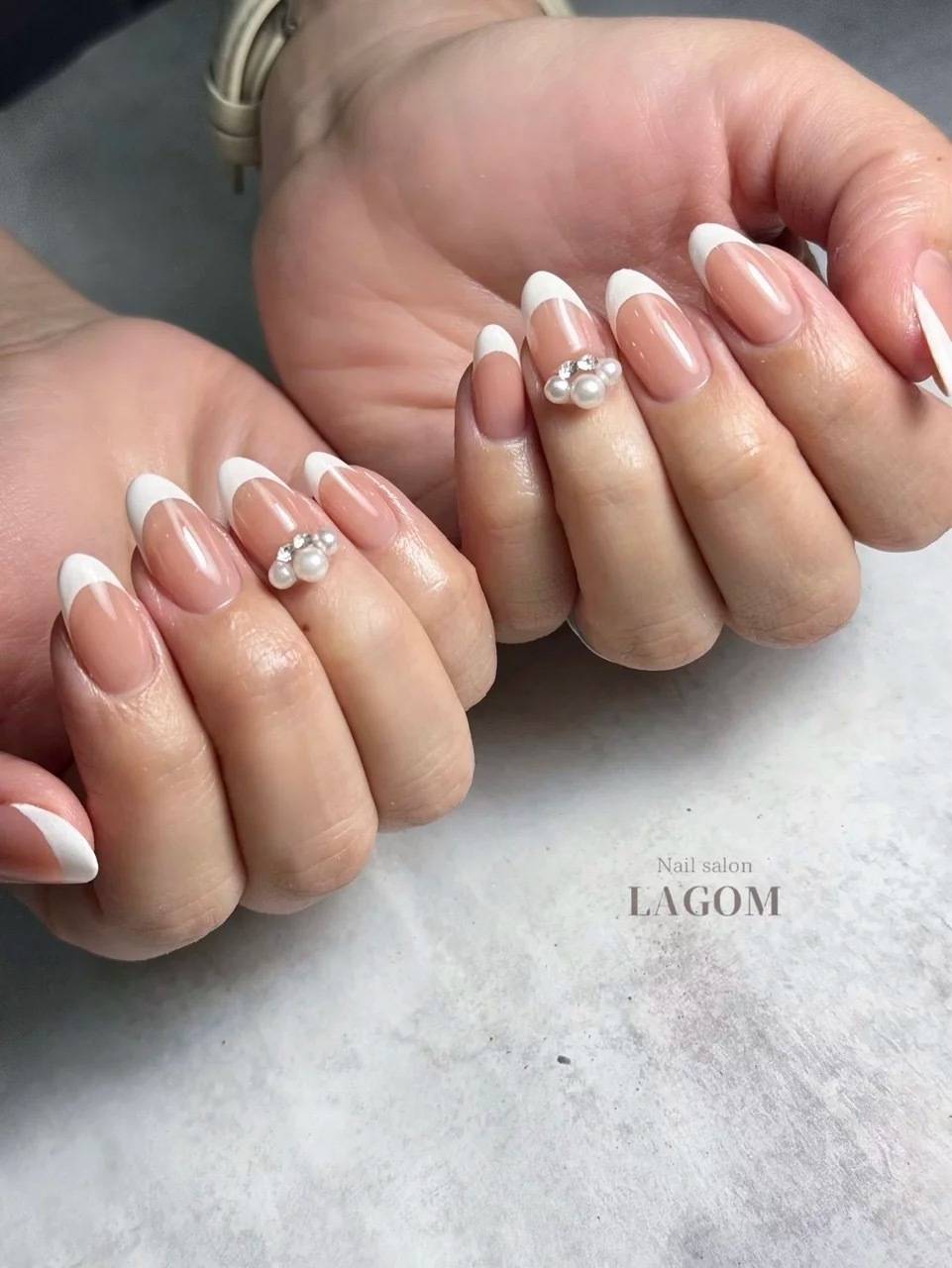 ホワイトフレンチとビジューのネイル