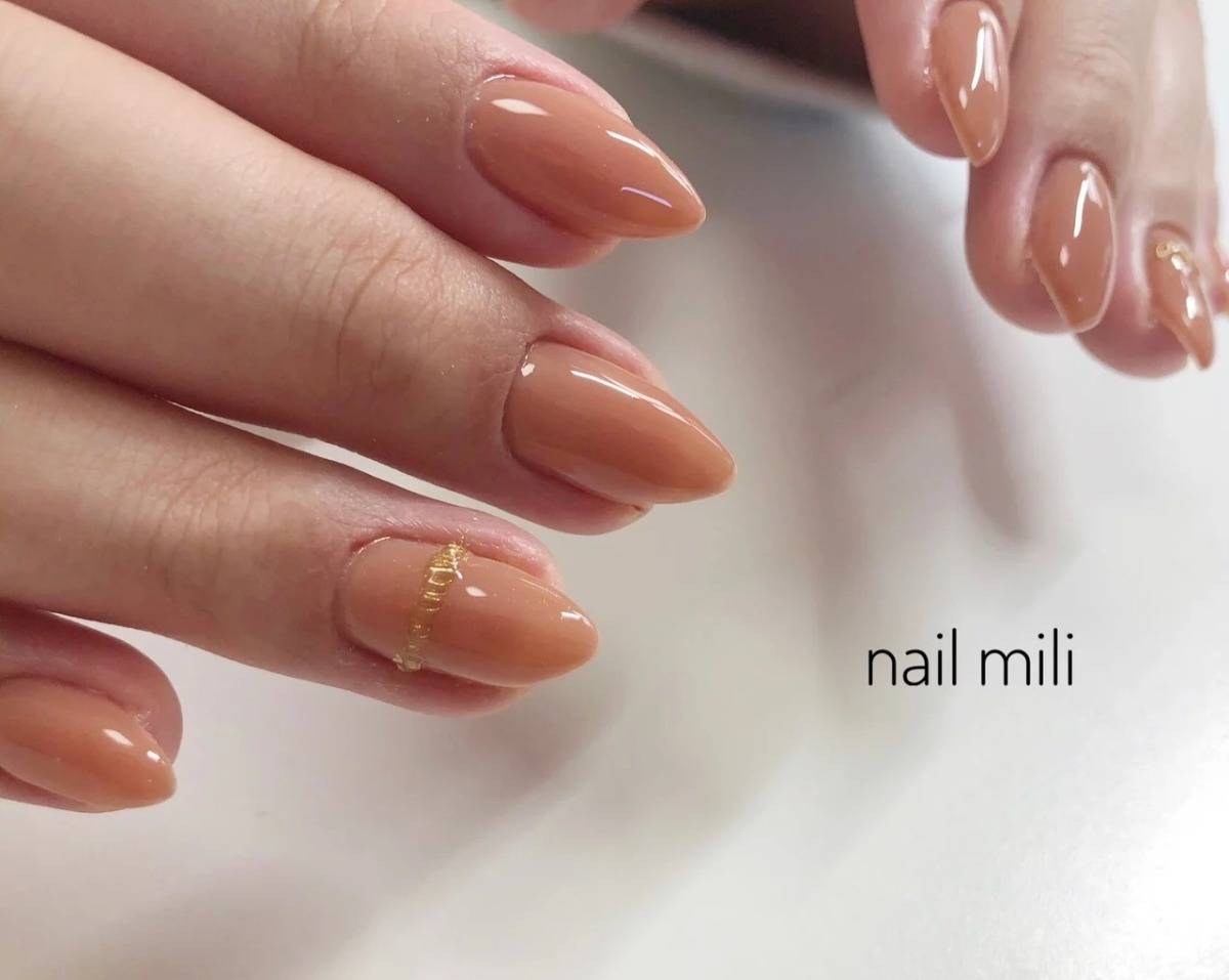 コーラルピンクのリングネイル