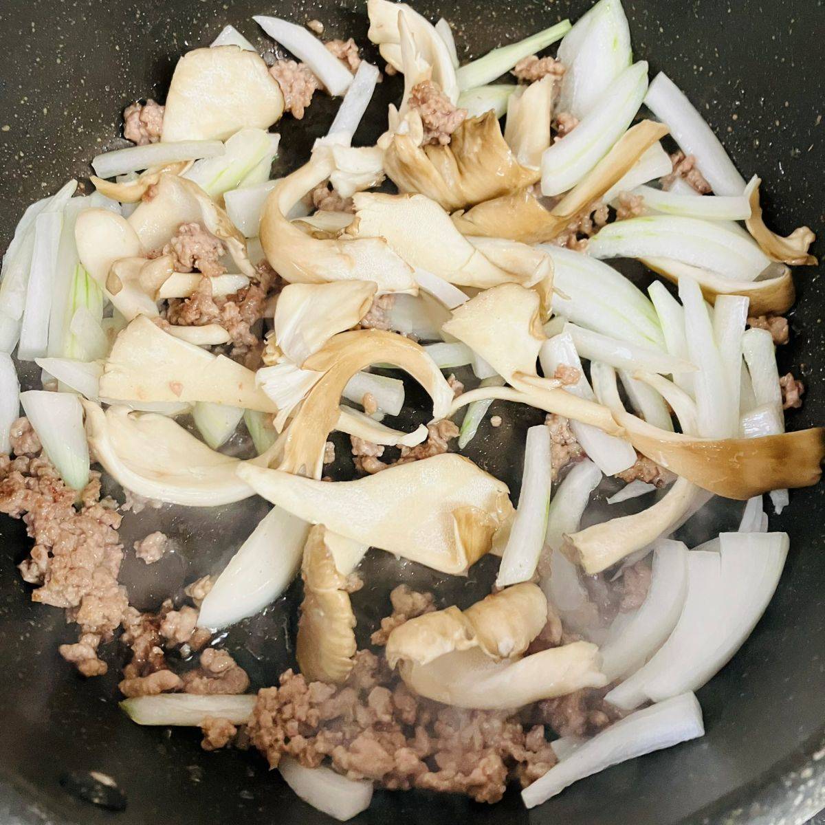 マルちゃん公式の「ビーフストロガノフ風焼そば」のレシピ