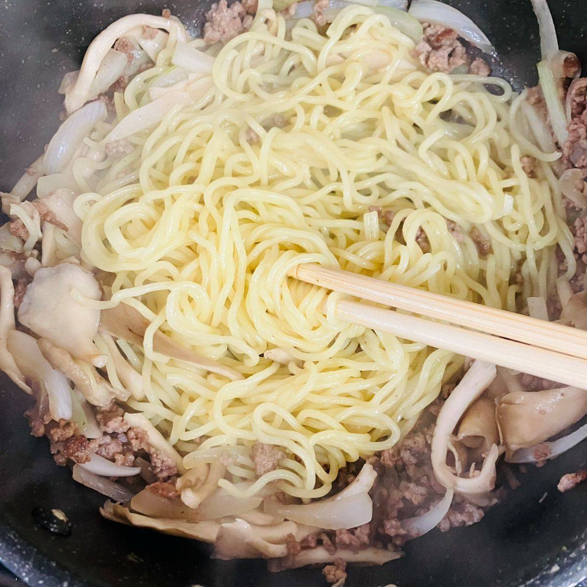 マルちゃん公式の「ビーフストロガノフ風焼そば」のレシピ