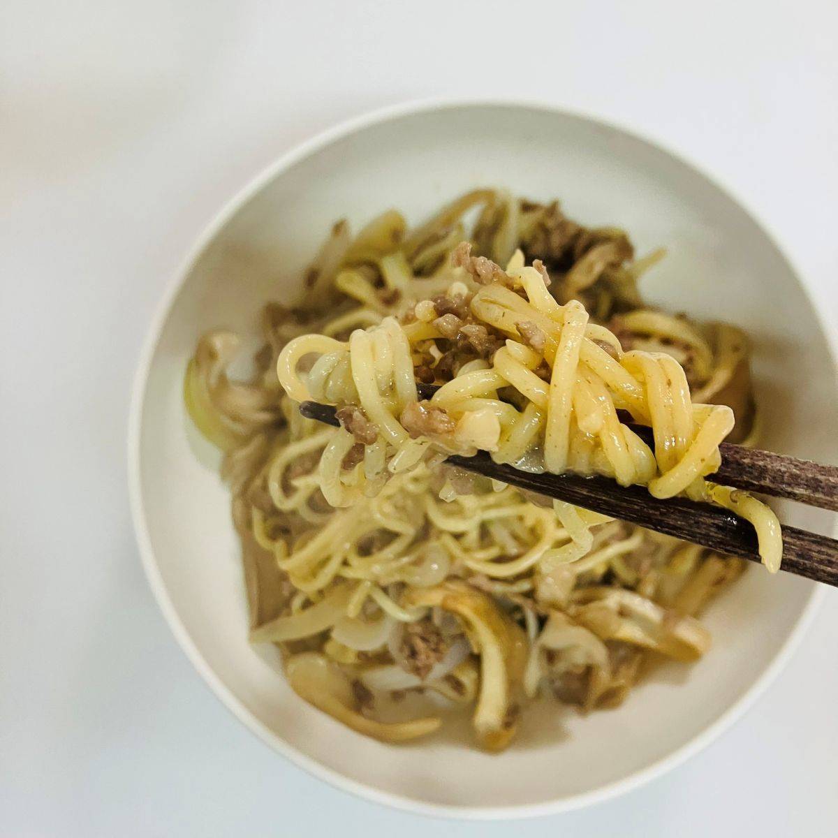 マルちゃん公式の「ビーフストロガノフ風焼そば」のレシピ