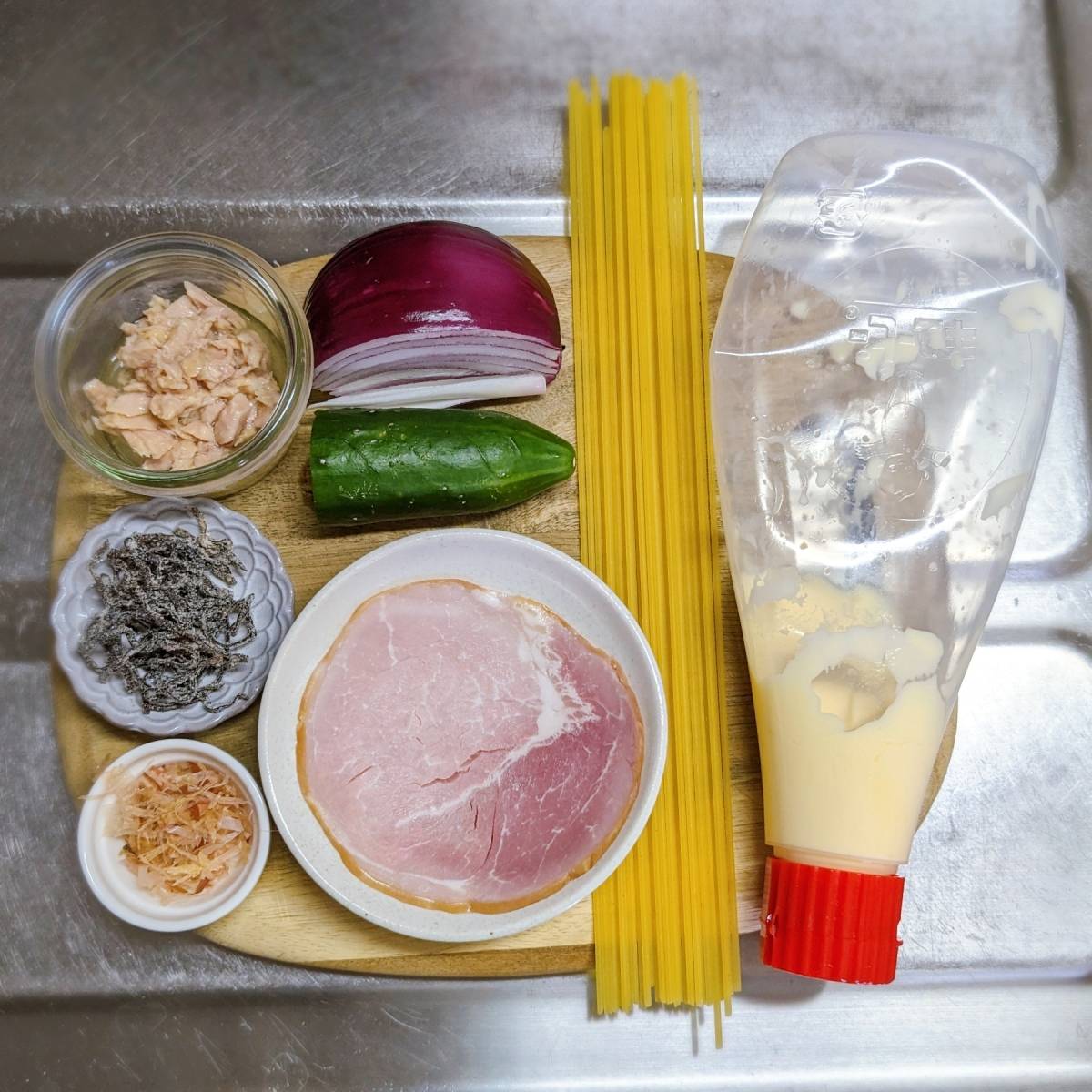 くらこん公式の「塩こんぶと玉ねぎのパスタサラダ」のレシピ