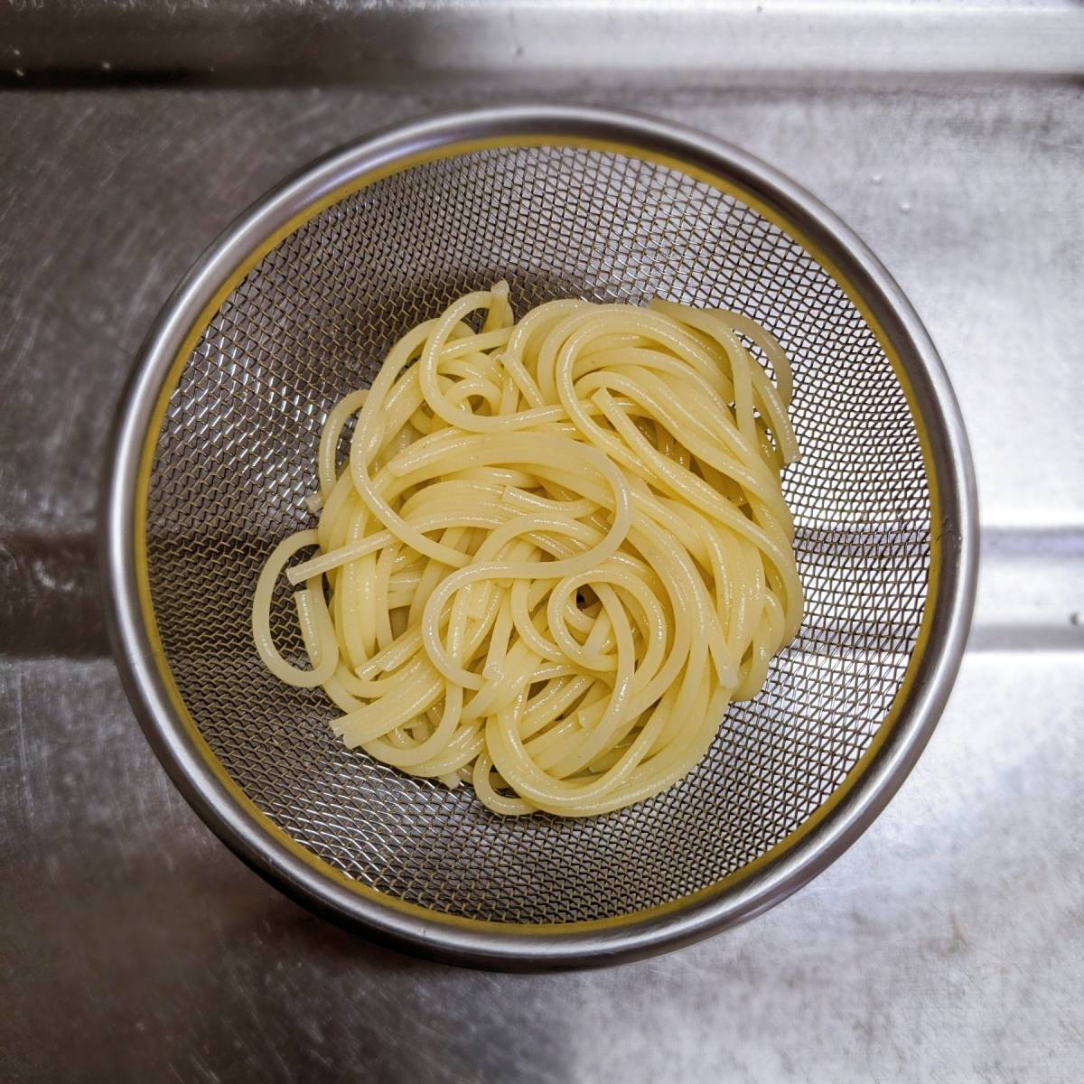 くらこん公式の「塩こんぶと玉ねぎのパスタサラダ」のレシピ