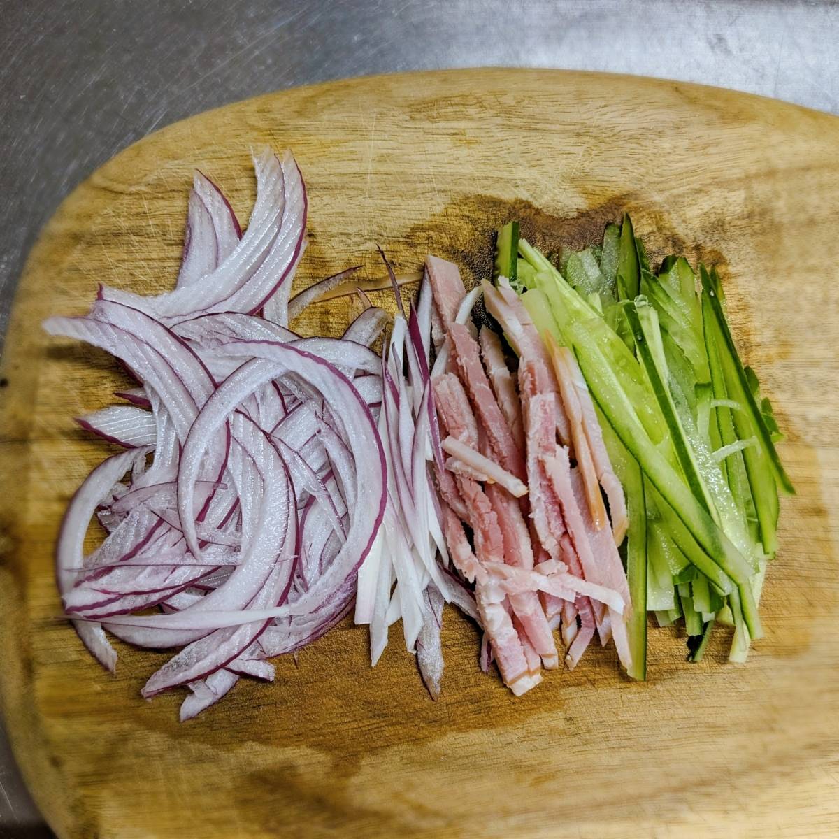 くらこん公式の「塩こんぶと玉ねぎのパスタサラダ」のレシピ