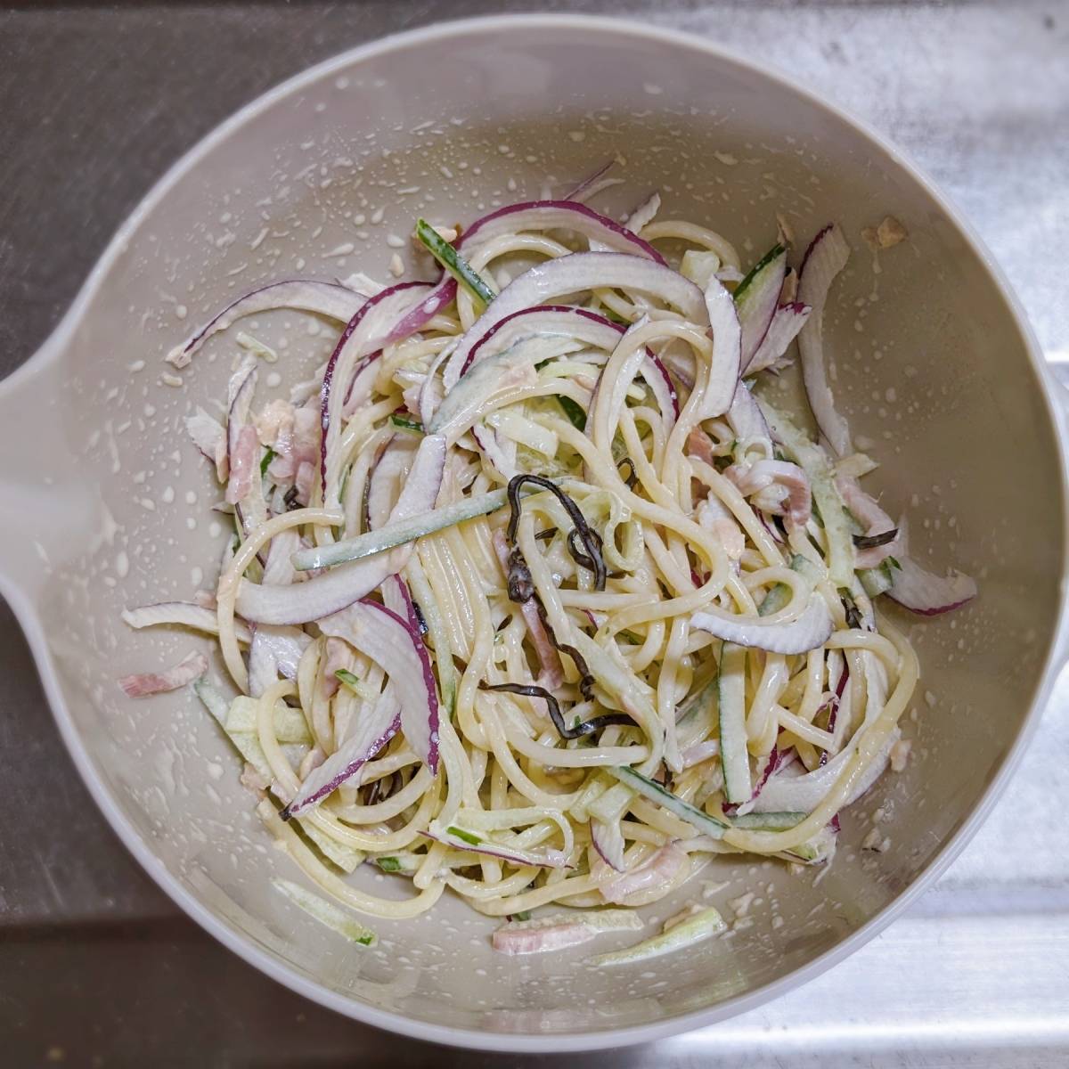 くらこん公式の「塩こんぶと玉ねぎのパスタサラダ」のレシピ