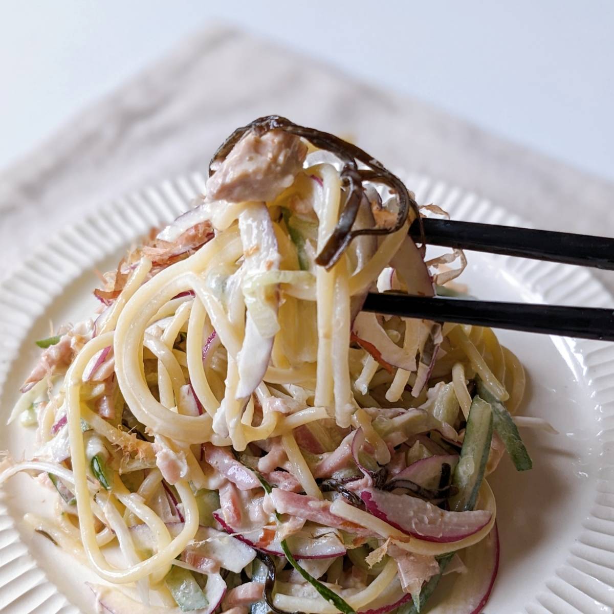 くらこん公式の「塩こんぶと玉ねぎのパスタサラダ」のレシピ