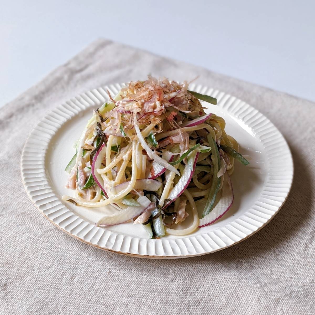 くらこん公式の「塩こんぶと玉ねぎのパスタサラダ」のレシピ