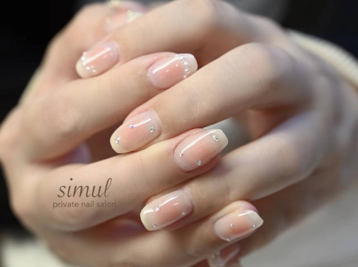 ヌーディーカラーのチークネイル