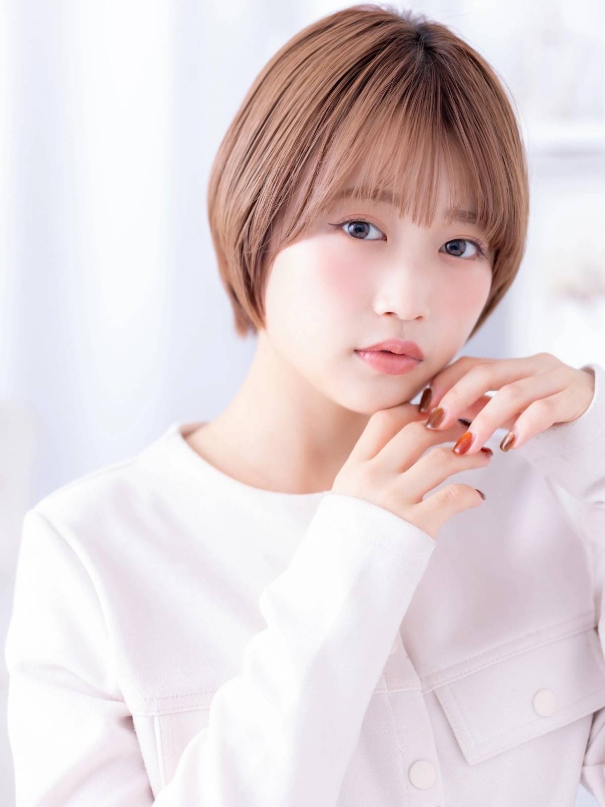 ローズベージュのコンパクトショート