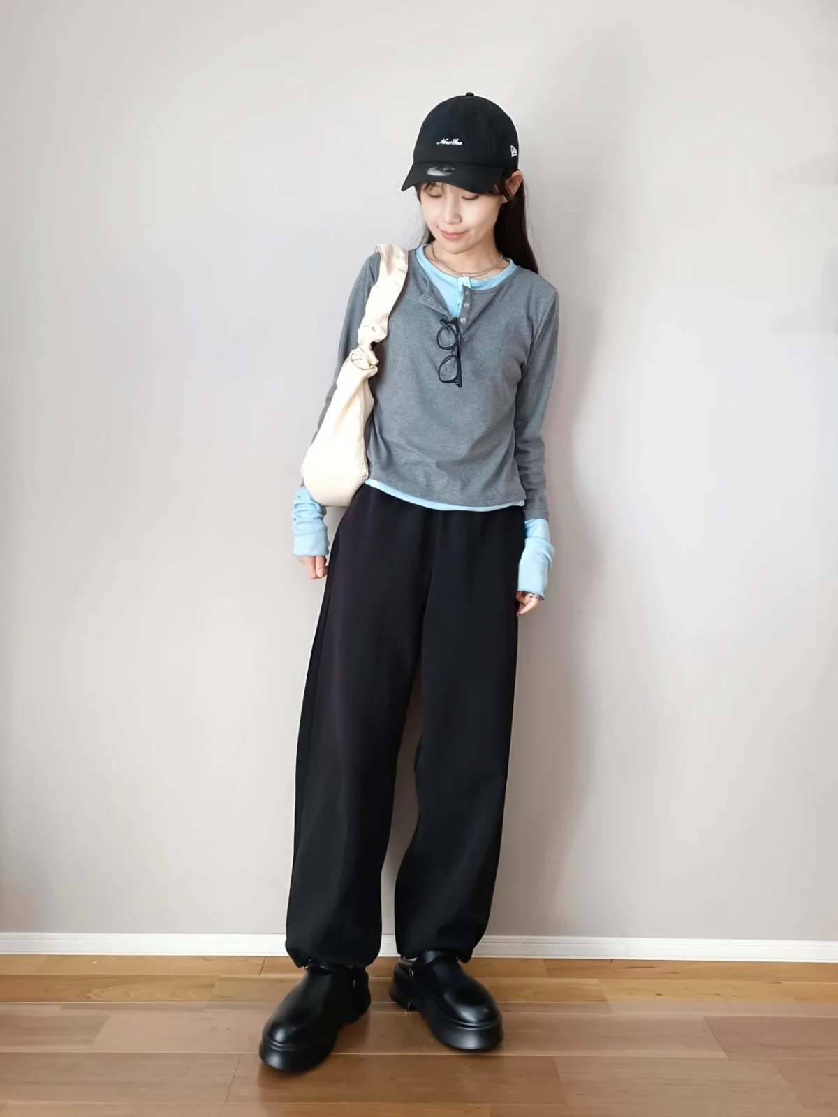 トップスの重ね着でカラーアイテムをチラ見せ！