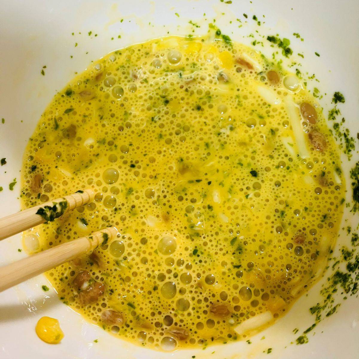 タカノフーズ公式の「まぜまぜ納豆オムレツ」のレシピ