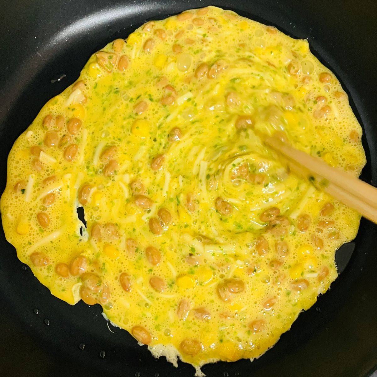 タカノフーズ公式の「まぜまぜ納豆オムレツ」のレシピ