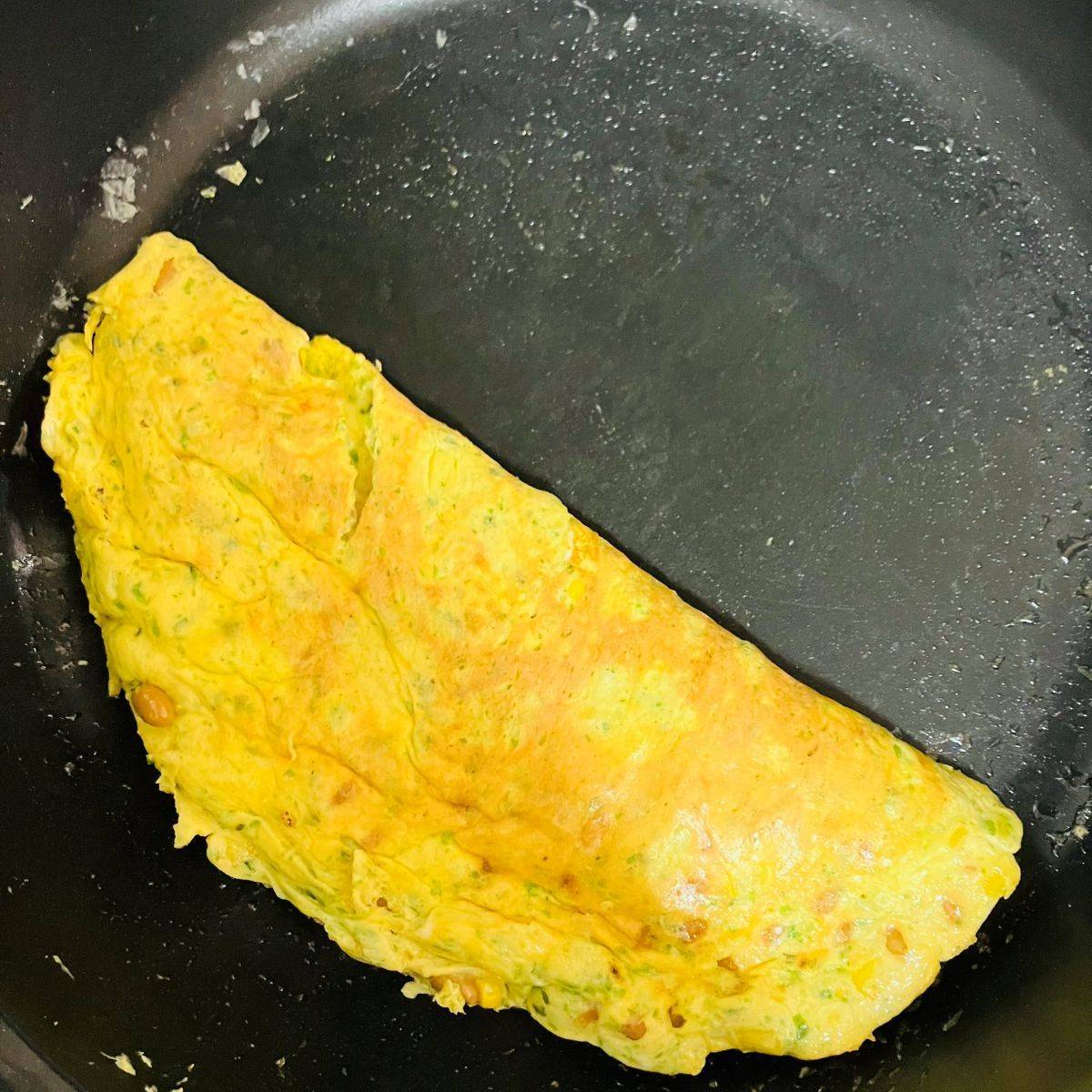 タカノフーズ公式の「まぜまぜ納豆オムレツ」のレシピ