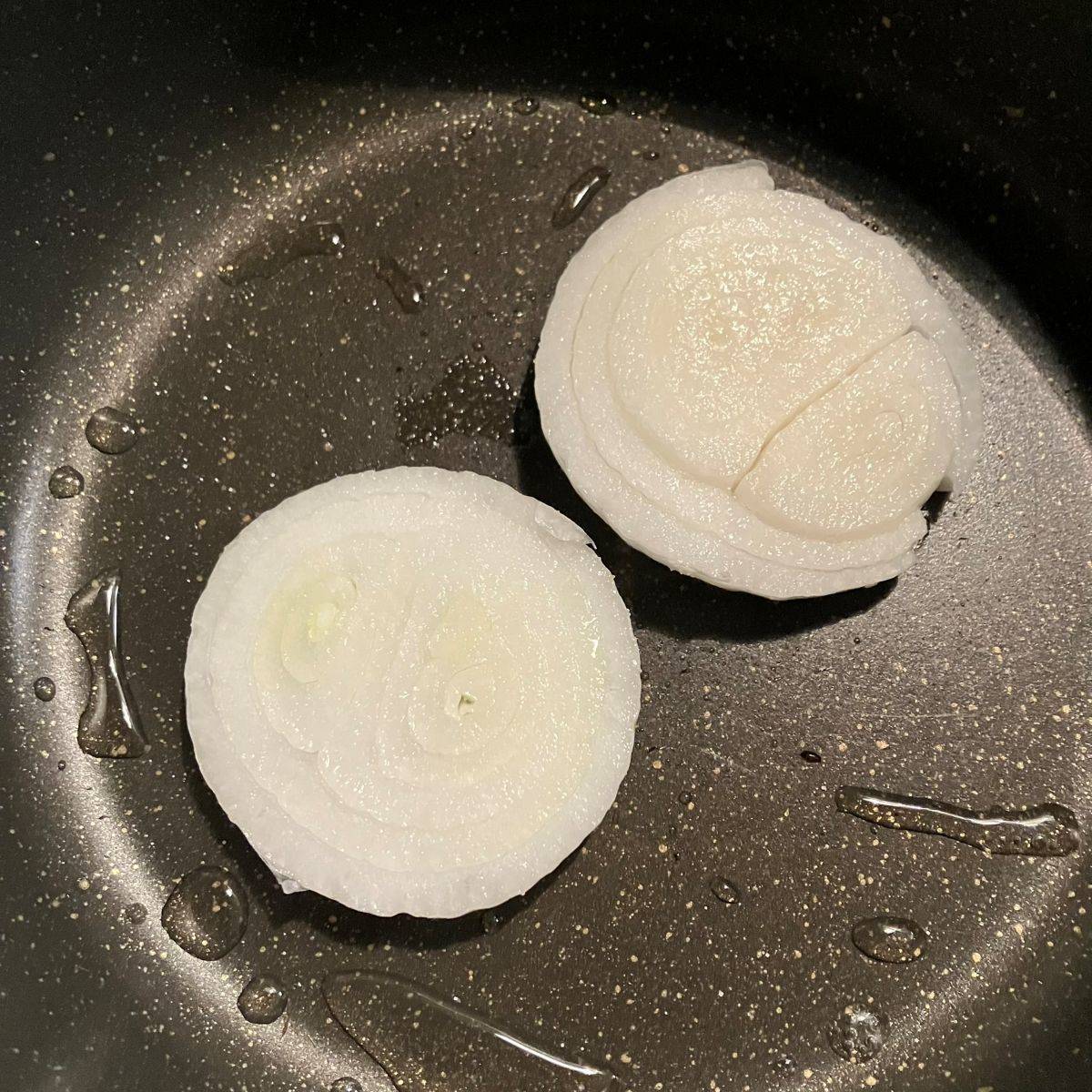 マルちゃん公式の「新玉ねぎのソテー焼そば」のレシピ