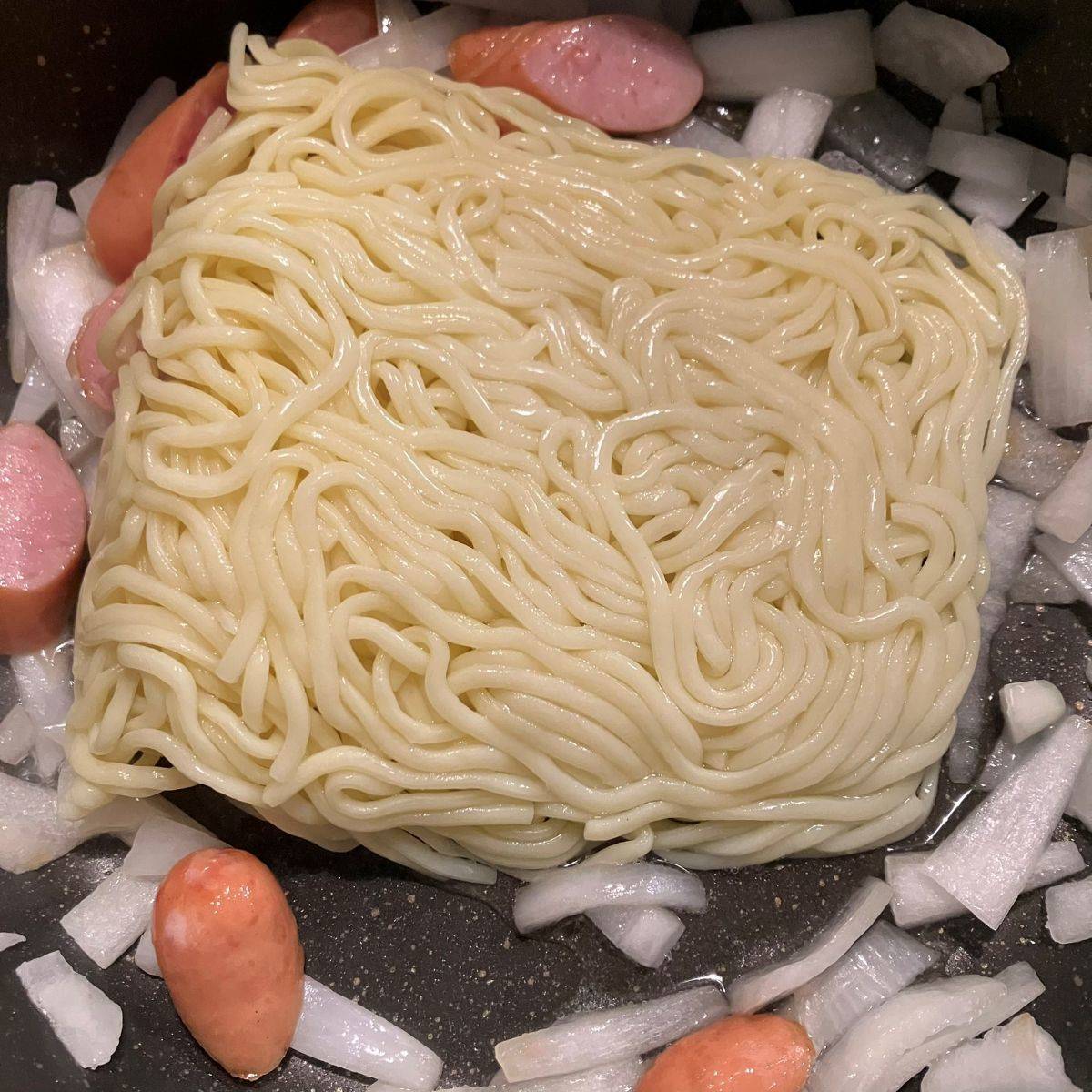 マルちゃん公式の「新玉ねぎのソテー焼そば」のレシピ