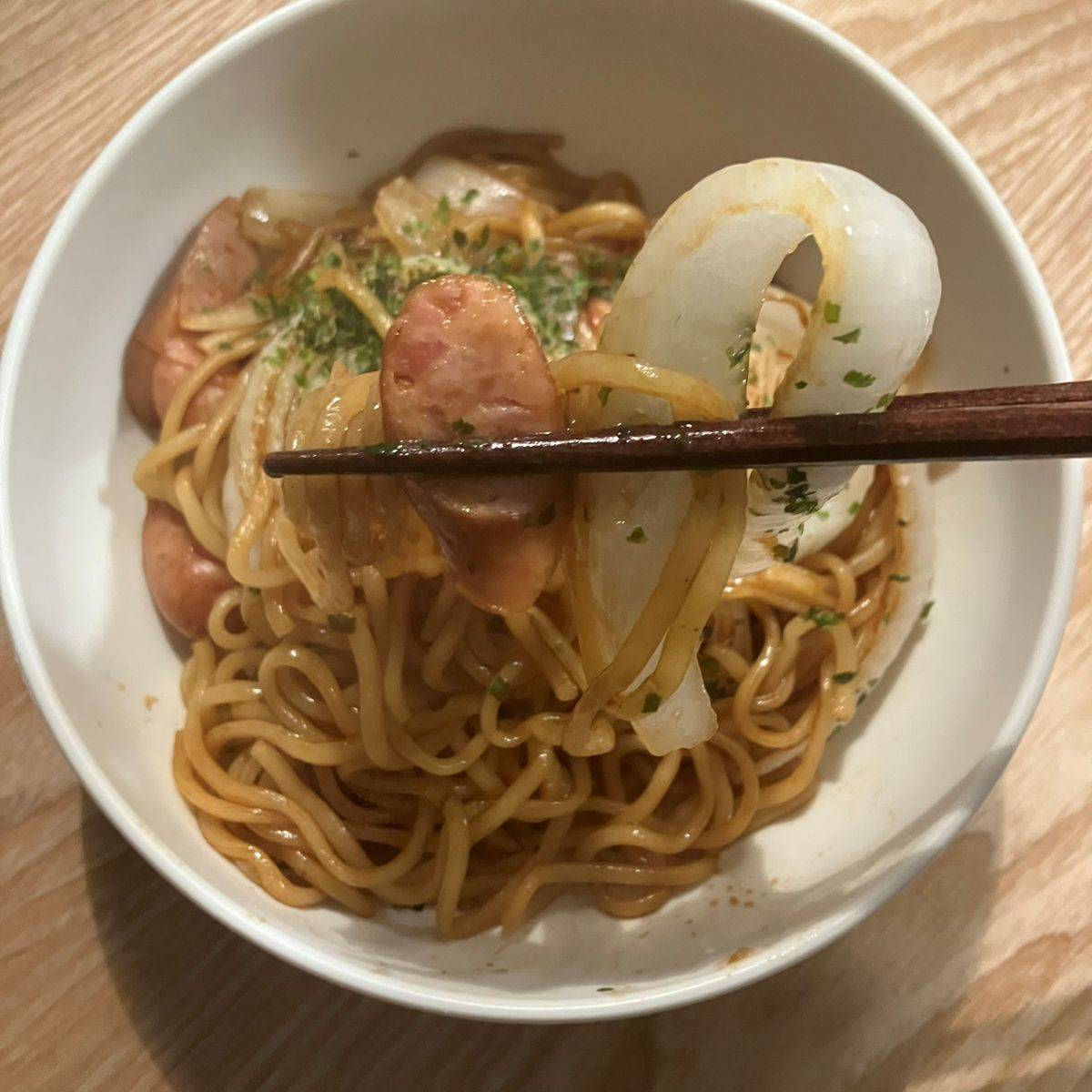 マルちゃん公式の「新玉ねぎのソテー焼そば」のレシピ