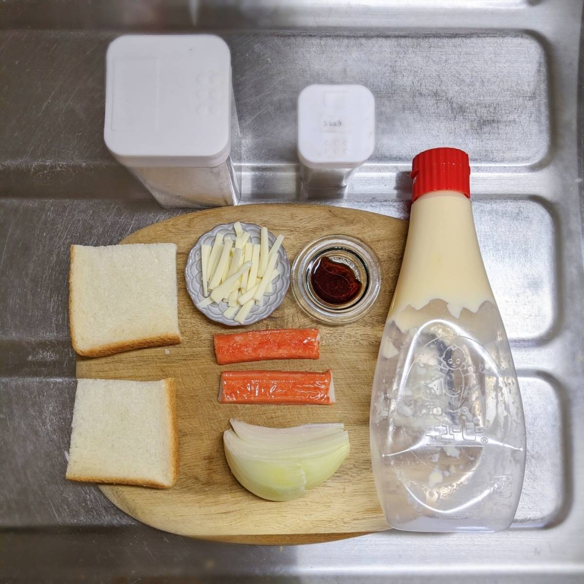 いちまさ公式の「カニかまと新たまねぎのピザ風トースト」のレシピ