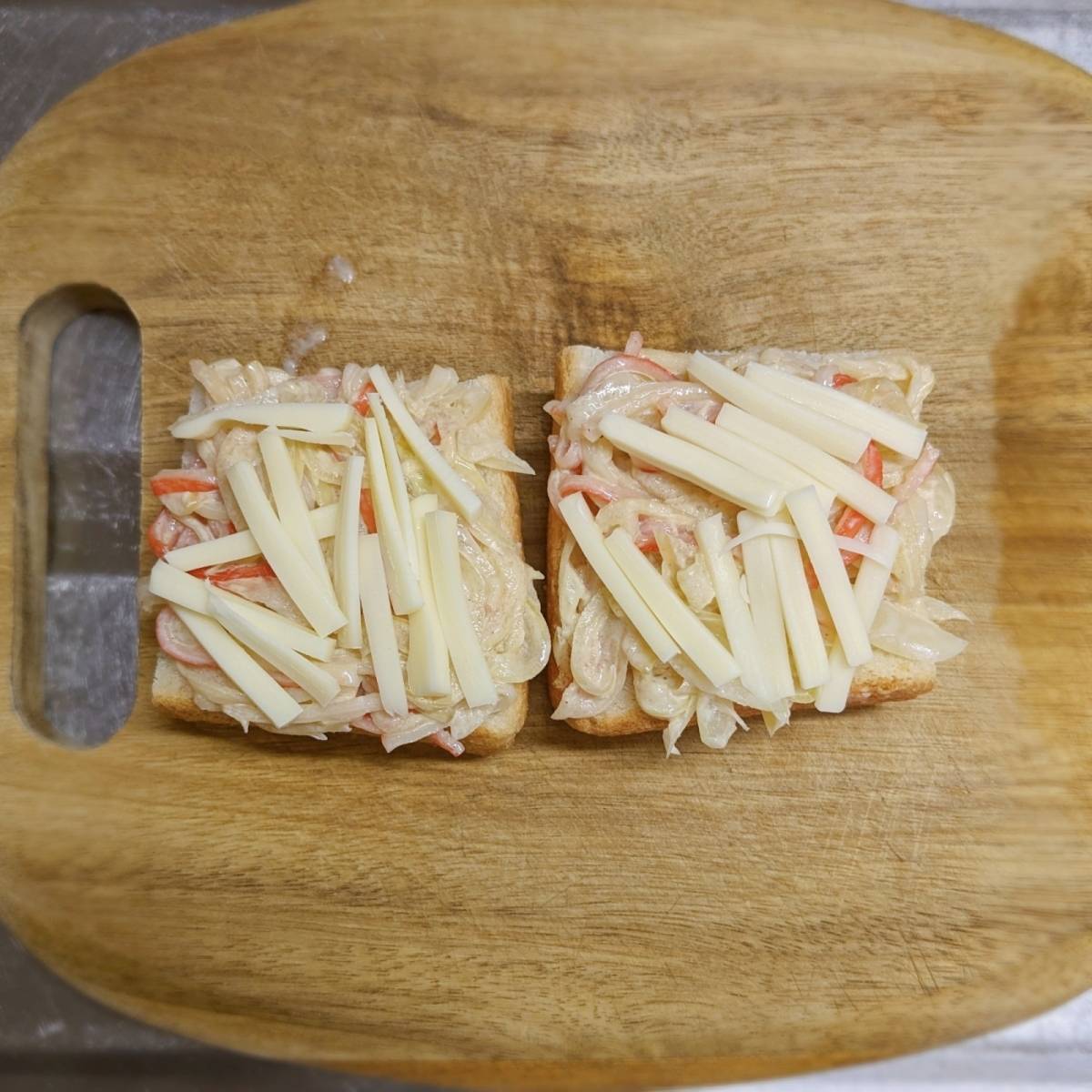 いちまさ公式の「カニかまと新たまねぎのピザ風トースト」のレシピ