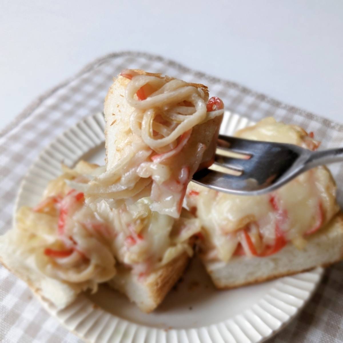 いちまさ公式の「カニかまと新たまねぎのピザ風トースト」のレシピ