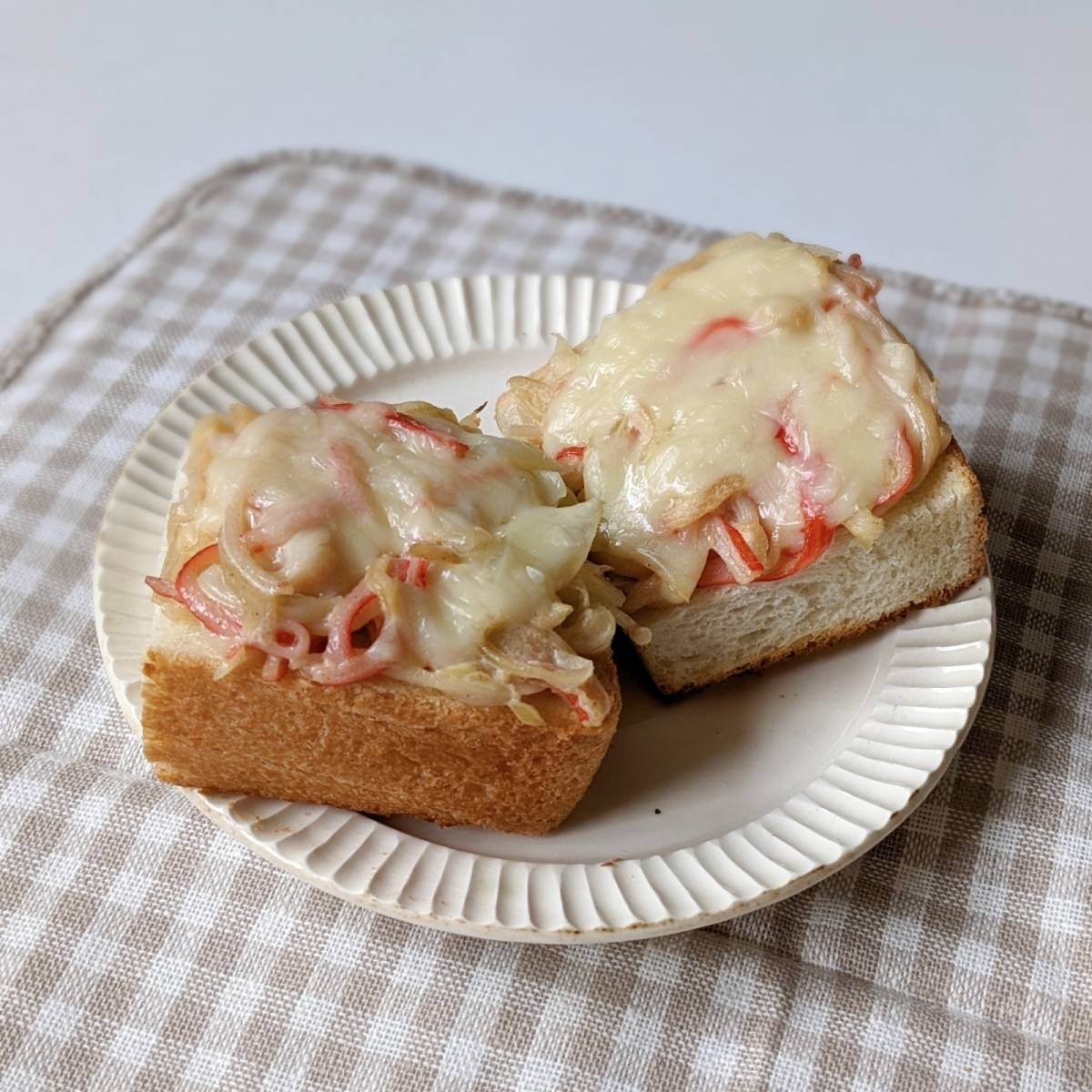 いちまさ公式の「カニかまと新たまねぎのピザ風トースト」のレシピ