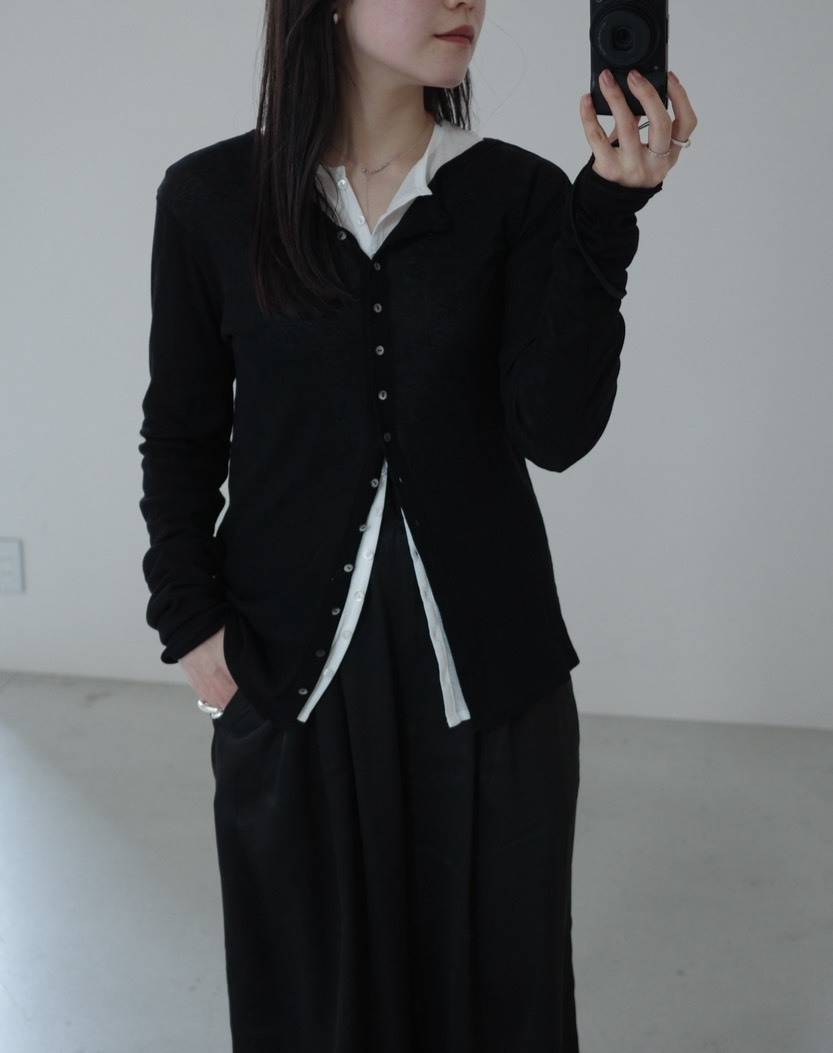 ホワイトとブラックのシアーカーディガンを重ねたレイヤードコーデ