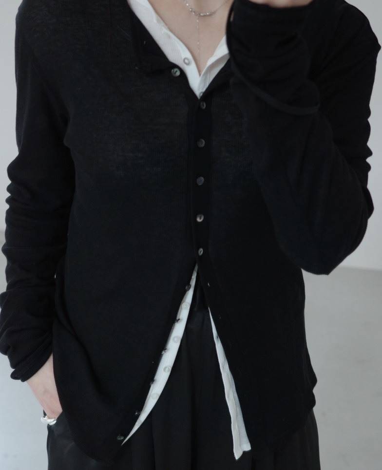 ホワイトとブラックのシアーカーディガンを重ねたレイヤードコーデ