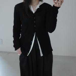 透け感を重ねるレイヤードテク。「白黒シアーカーデ」でつくる大人のバランスコーデ