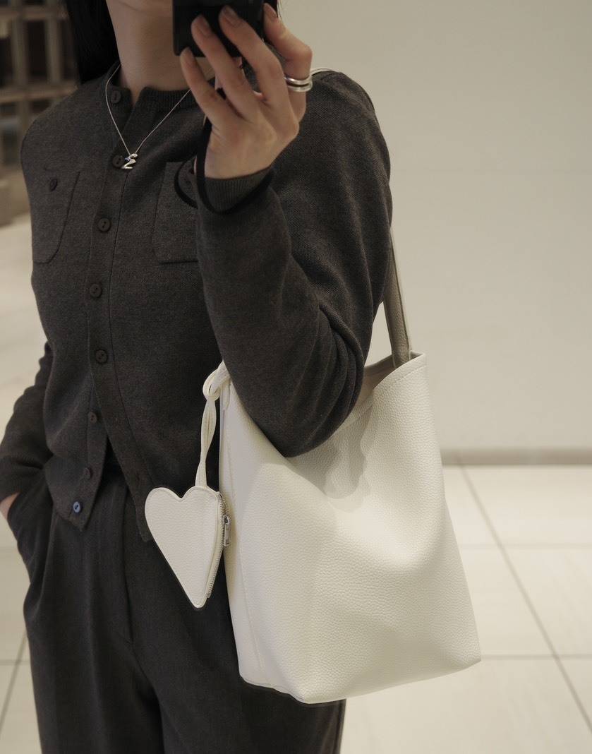 ホワイトのバケツバッグ