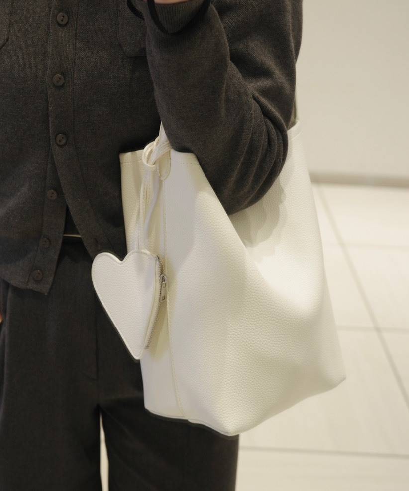ホワイトのバケツバッグ