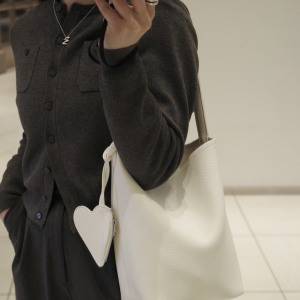 可愛いのに実用派♪持つだけでコーデが軽やかになる「白」のバケツバッグ