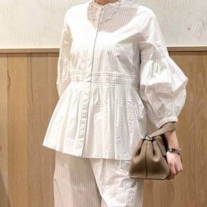 動くたびに華やぐ主役ブラウス♡大人フェミニンを“フリル”で更新