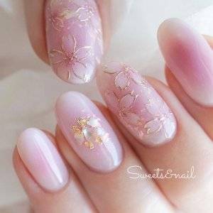 【2026年春】今だからこそ楽しめるデザイン。大人女子向け桜ネイル5選