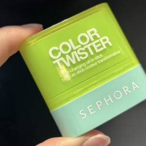 12時間うるおうって心強い♪衛生的に使えるのも推せる「SEPHORA」の艶リップ
