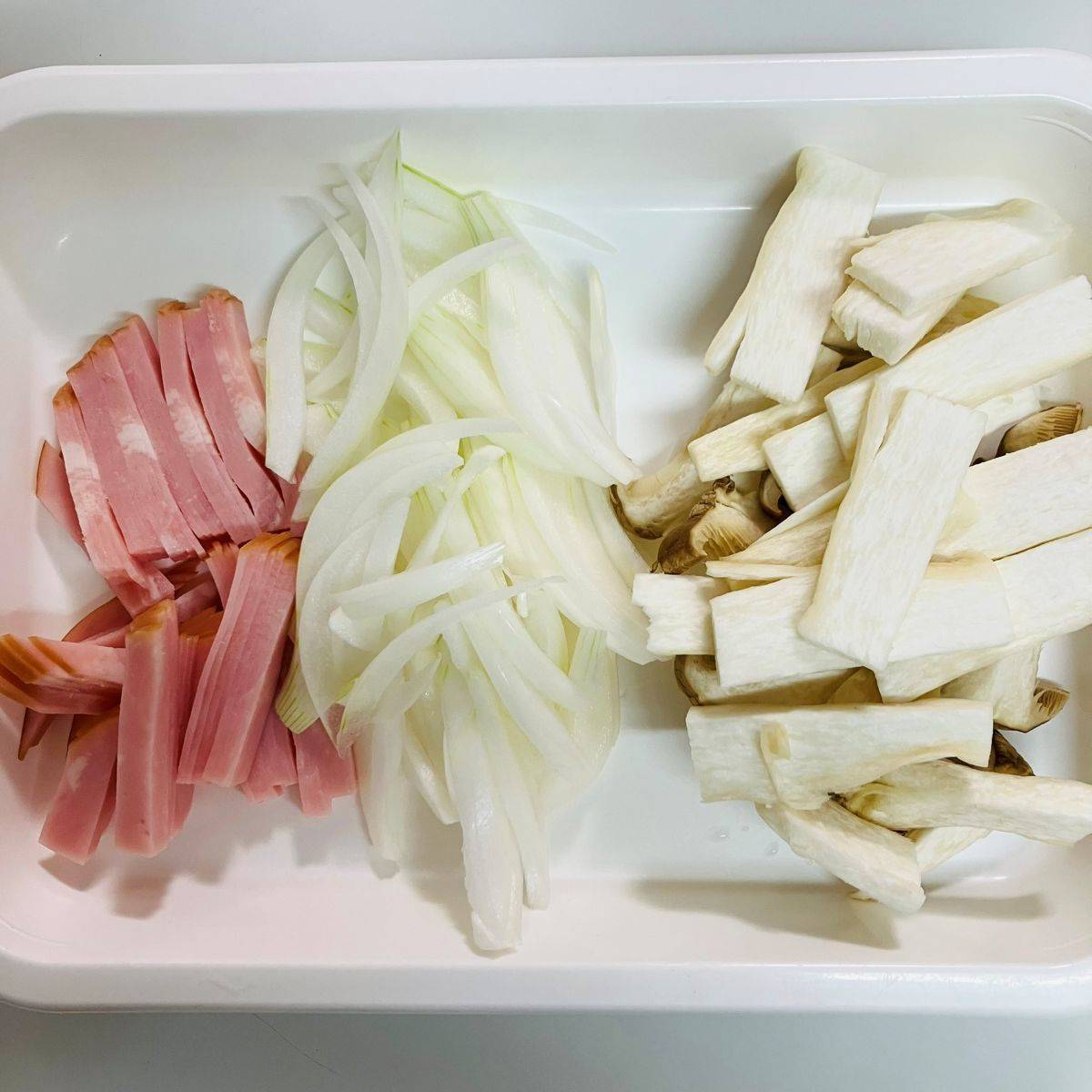 サッポロ一番公式の「みそチキンのラーメンピザ」のレシピ