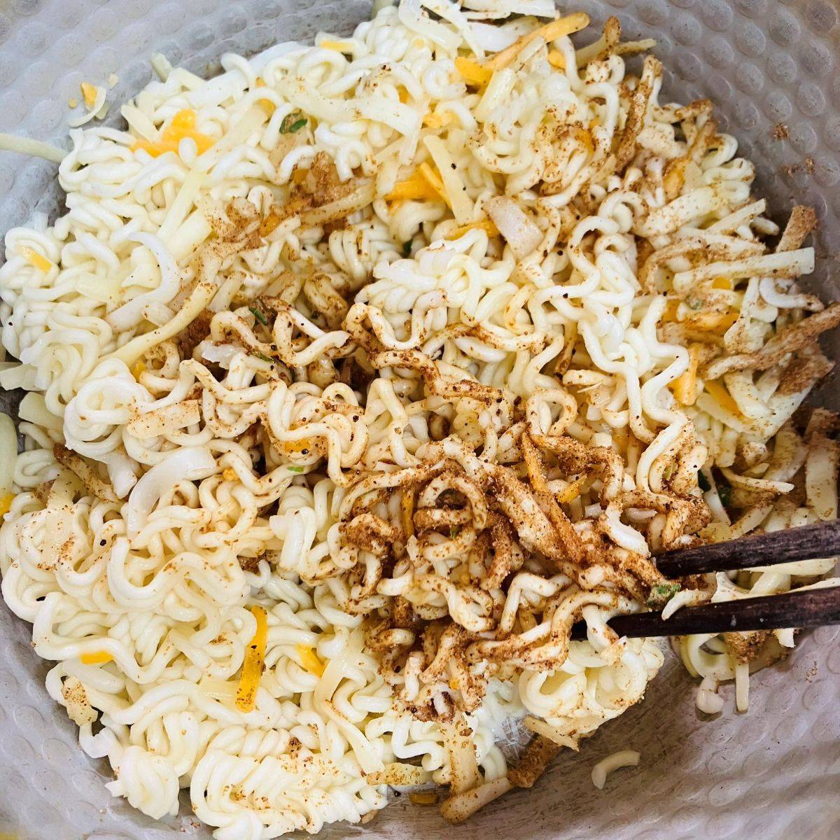 サッポロ一番公式の「みそチキンのラーメンピザ」のレシピ