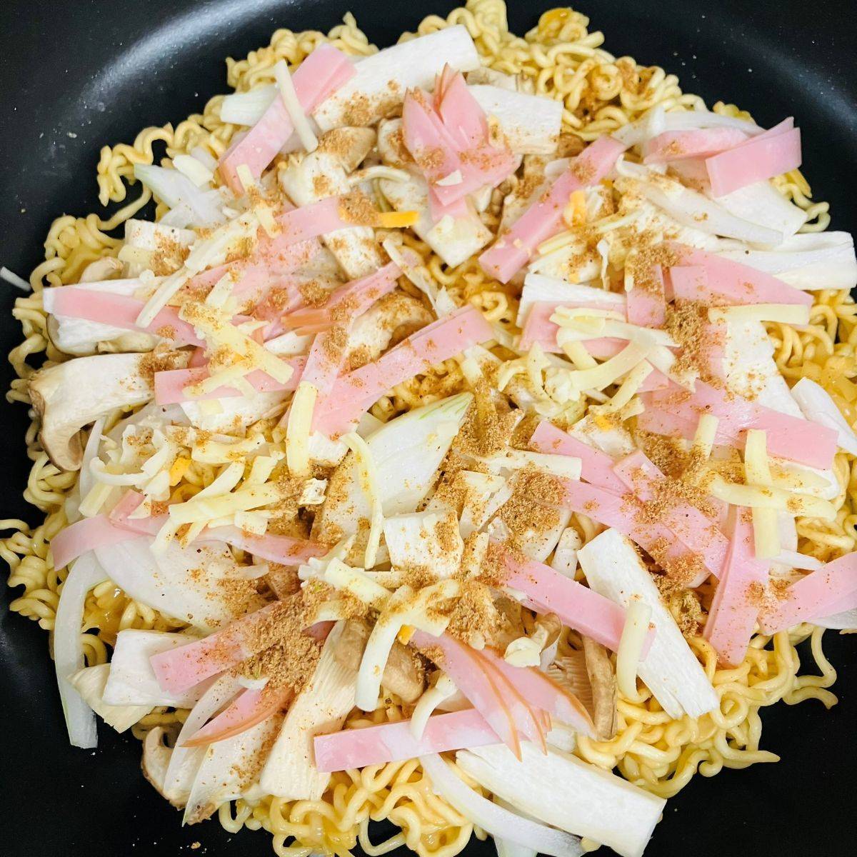 サッポロ一番公式の「みそチキンのラーメンピザ」のレシピ